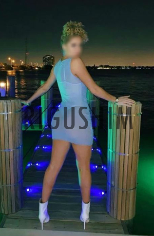 מקסימה, עם הדגם נראה, רוצה גבר