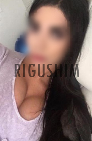 קטנים ובלתי נשכח, יש חיוך מקסים ועדין קול