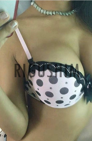 מצחיק, ליווי vip שירות, יש לה חזה יפה